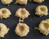 Foto langkah ke 2 dari resep Crunchy Cheese Thumbprint.