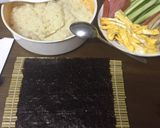 Hình bước làm 1 của món Cơm nếp cuộn rong biển