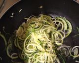 Foto del paso 5 de la receta: Zoodles de zapallo italiano con salsa de pollo a la crema (keto)