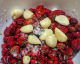 A picture of step 2 of Lal mircho ki chutney.