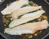 Foto del paso 2 de la receta: Revuelto de merluza con verduras