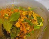รูปขั้นตอนการทำที่ 4 ของ วุ้นเส้นผัดน้ำพริกเผาใส่อกไก่สับ