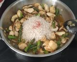 Foto del paso 2 de la receta: Arroz con pollo, shiitake y trigueros
