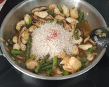 Foto del paso 2 de la receta: Arroz con pollo, shiitake y trigueros