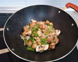 Foto del paso 3 de la receta: Wok de repollo con garbanzos y champiñones