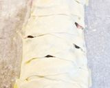 Foto del paso 3 de la receta: Trenza de hojaldre rellena de jamón, bacon, pasas y aceitunas