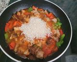 Foto del paso 3 de la receta: Paella de aprovechamiento en un plis plas,de costilla de cerdo adobada