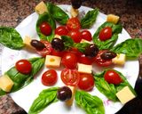 Foto del paso 3 de la receta: Ensalada de albahaca, queso, tomates cherry y aceitunas negras