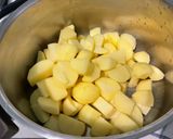 Une image de l'étape 2 de Purée de pommes de terre à l'ail et à la crème.