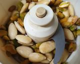 Foto del paso 1 de la receta: Bizcochitos de almendras y pistachos