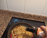 Foto del paso 2 de la receta: Pasta con pimientos, cebolla y soja