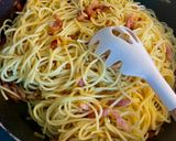 Foto del paso 5 de la receta: Pasta carbonara auténtica 🇮🇹🥚🧀🧅🥓