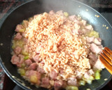 Foto del paso 2 de la receta: Arroz con pavo, calabacín y salsa de soja