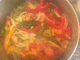 Pollo guisado con salsa