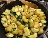 Une image de l'étape 6 de Pommes de terre et courgettes au bouillon de chapon.
