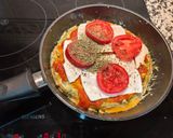 Foto del paso 18 de la receta Tortilla de brócoli con sobre mesa de tomate