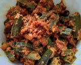 A picture of step 5 of Masala bhindi.