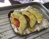 Foto del paso 5 de la receta: Tostada de aguacate, pavo, tomate y queso