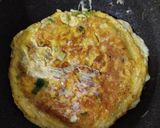 Foto langkah ke 2 dari resep Bekal Telur Dadar Bawang.