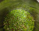 ताज्या तुरीदाण्यांची रस्साभाजी (tajya toridananchi rasabhaji recipe in marathi) रेसिपी स्टेप 2 फोटो 