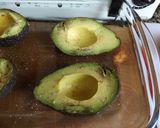 Foto del paso 1 de la receta: Aguacates (paltas) rellenos y horneados con albahaca