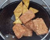 Foto langkah ke 2 dari resep Tahu Tempe Penyet Sambal Kemangi.
