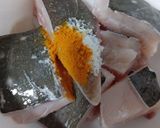 Foto langkah ke 2 dari resep Ikan pari masak kuning daun seledri.