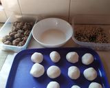 Gambar langkah 3 resipi Kuih Bom bijan hitam.