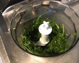 Une image de l'étape 4 de Pesto de fanes de radis à l ail fumé et trois fromages (recette anti gaspi).