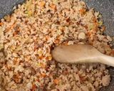 Foto del passaggio 4 della ricetta Pasta con ragù bianco di soia, besciamella allo zafferano e asparagi