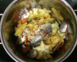 Hình bước làm 2 của món Cá diếc kho khế chua