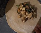 Foto del paso 3 de la receta: Empanada de mariscos con un toque de cilantro