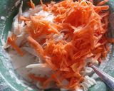 Foto langkah ke 4 dari resep Bakwan jamur wortel.