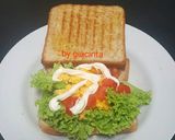 Foto langkah ke 4 dari resep Roti Tawar lapis telur tomat.