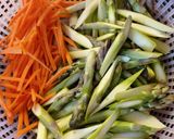 Hình bước làm 1 của món Măng Tây Xào Carrot