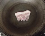 รูปขั้นตอนการทำที่ 1 ของ ยำไข่แดงเค็ม หมูกรอบ
