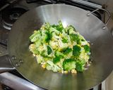 Foto langkah ke 3 dari resep Tumis Brokoli Jagung Manis.