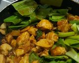 Foto langkah ke 4 dari resep Tumis Ayam Pokcoy mudah.