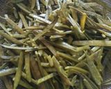 A picture of step 2 of Rajasthani dry gawarphali sabji.