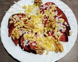 Foto del paso 2 de la receta: Ensalada de tomate azul, nueces, manzana y pasas