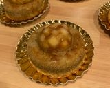 Foto del passaggio 10 della ricetta Financier alla Mela e Caramello stile Tatin