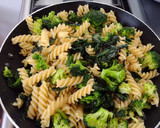 Foto del paso 4 de la receta: Brócoli con espinaca, pasta y pollo