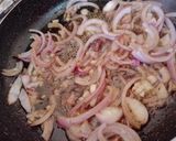 صورة لخطوة 3 من وصفة كبدة الدجاج بالبصل والثوم🧄🧅🌯