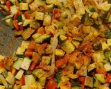Foto del passaggio 2 della ricetta Insalata di riso venere feta e verdure