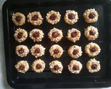 Foto langkah ke 7 dari resep Choco Cashew Thumbprint.
