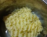 Foto langkah ke 2 dari resep 12. Indomie Tek-tek Kuah Nyemek Pedes Nampol.