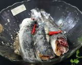 Hình bước làm 3 của món Cá trê vàng kho tiêu