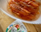 Foto del paso 1 de la receta: Salmón marinado con burrata y aceite de tomate confitado
