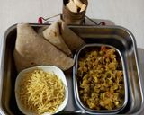 हिरव्या मुगाची उसळ आणि पोळी (Hirvya Moongachi Usal Aani polya Recipe In Marathi) रेसिपी स्टेप 6 फोटो 