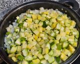 Foto del paso 2 de la receta: Cocinando con zapallitos, cebolla y huevo